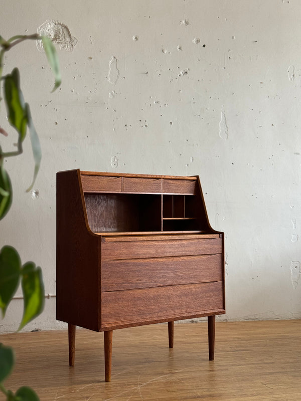 Secretary / Vanity in Oak by Arne Vodder