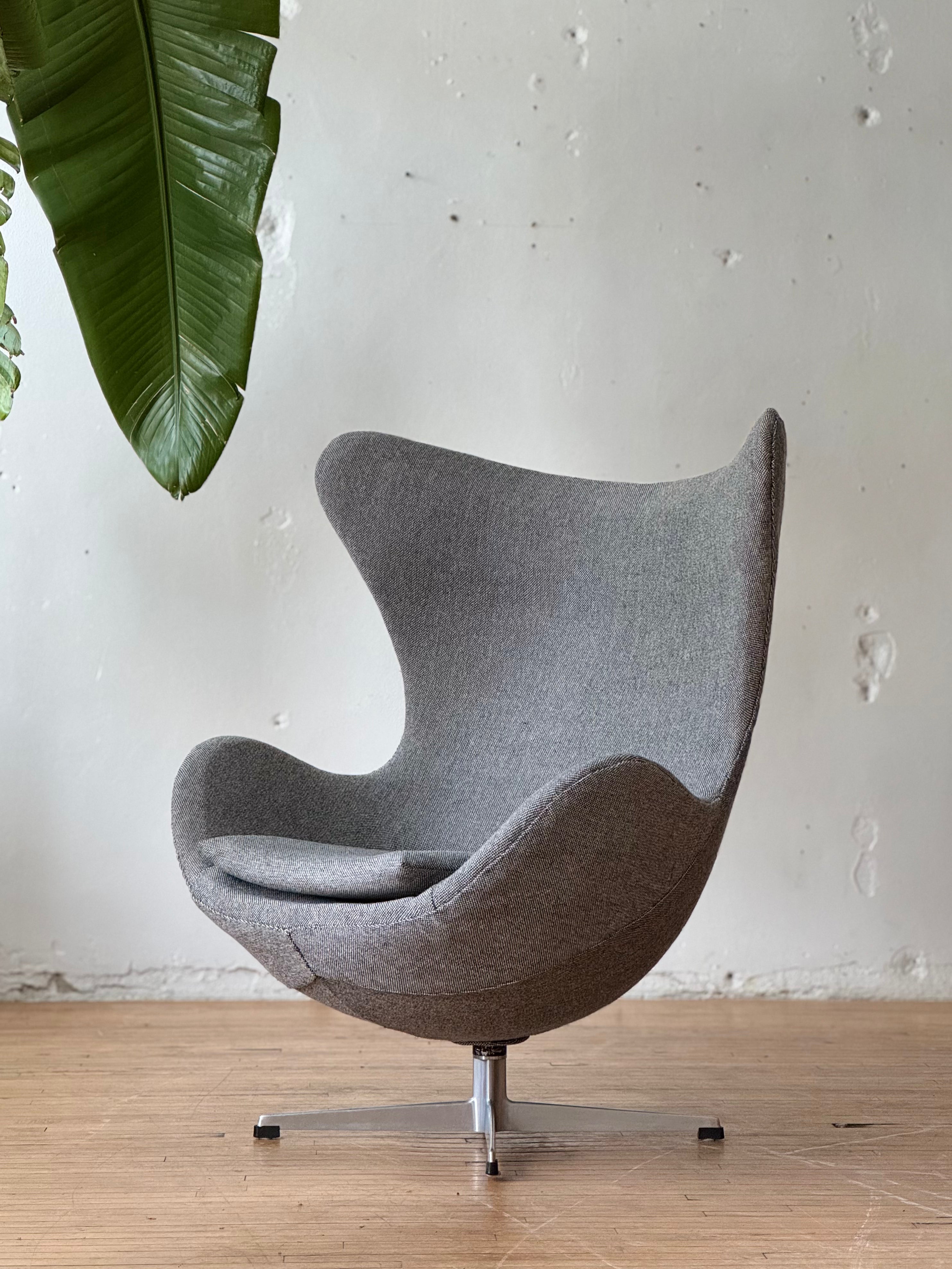 Vintage 1st Generation Egg Chair by Arne Jacobsen for Fritz Hansen