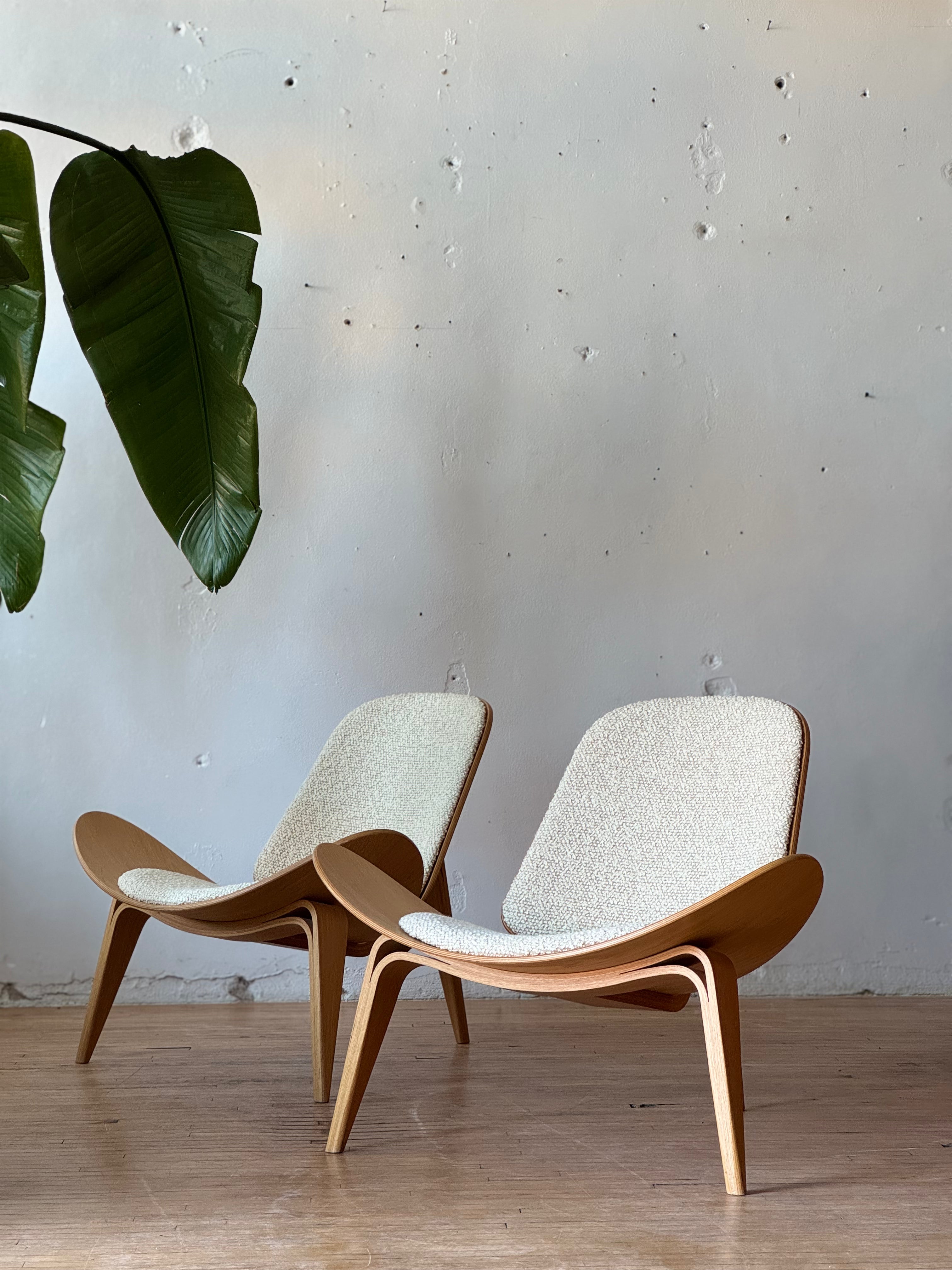 Shell Lounge Chair CH07 by Hans J. Wegner in Oak & Boucle