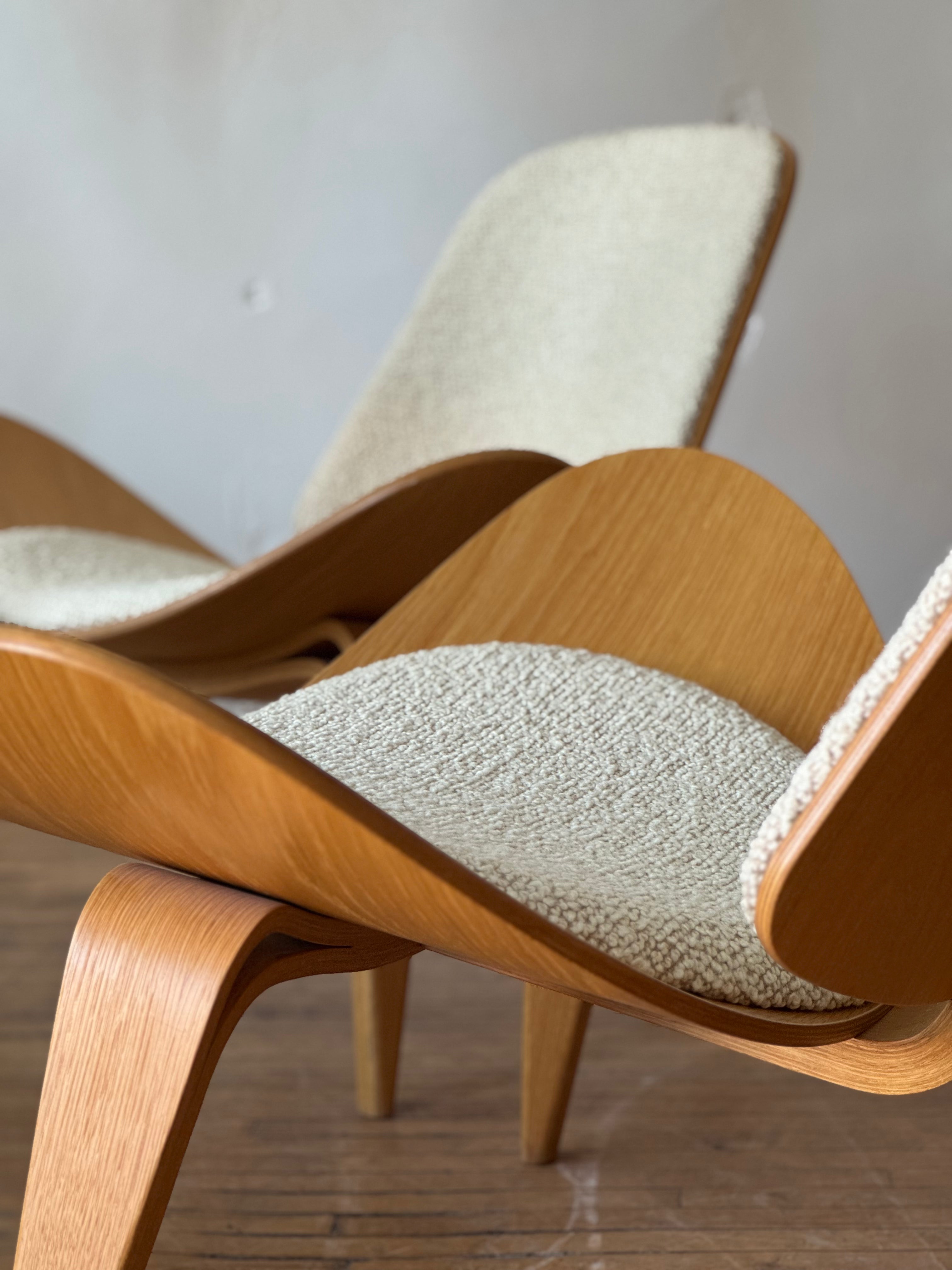 Shell Lounge Chair CH07 by Hans J. Wegner in Oak & Boucle