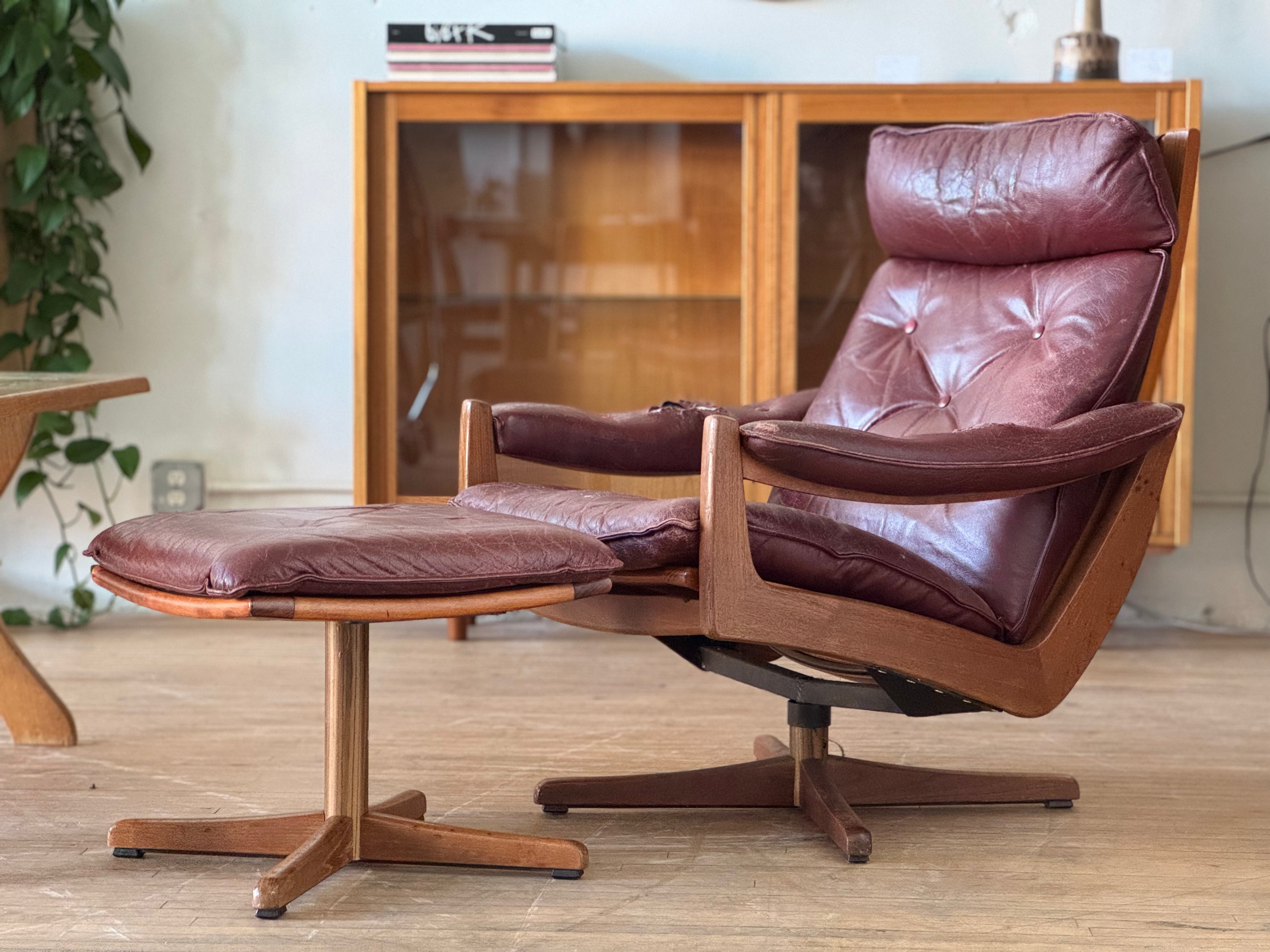Danish Modern Swivel Lounge Chair & Ottoman by Söda Galvano